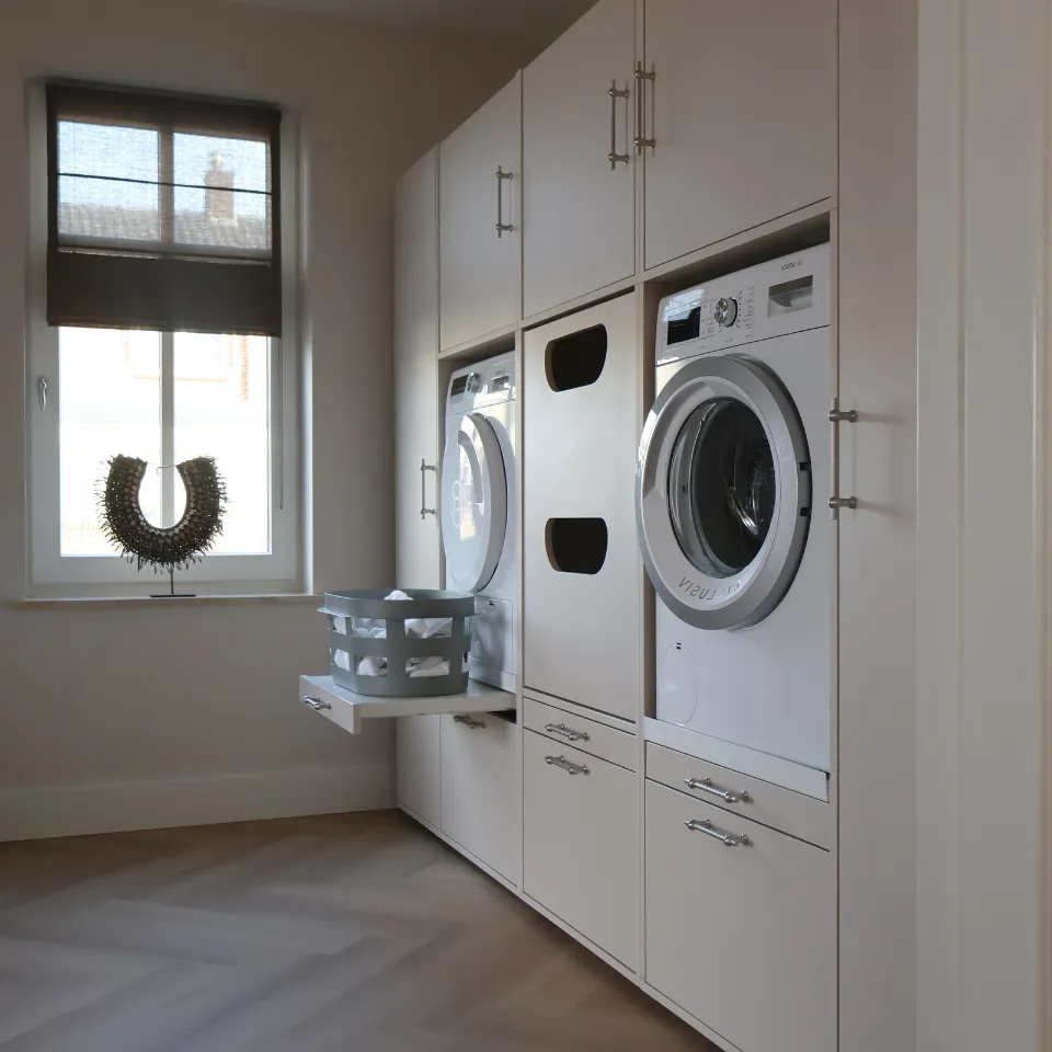 Kast voor wasmachine en droger in beige taupe. Bijkeuken of wasruimte kast in zandkleur.